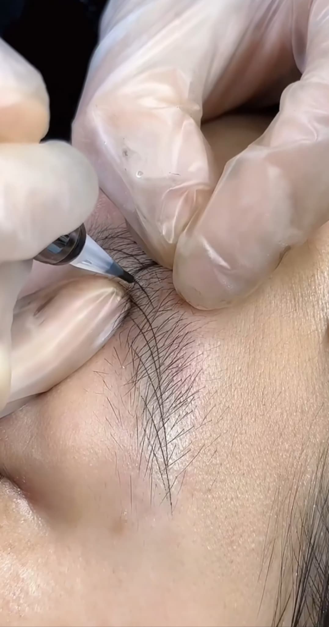 Nano hairstroke machine applying individual strokes to a brow