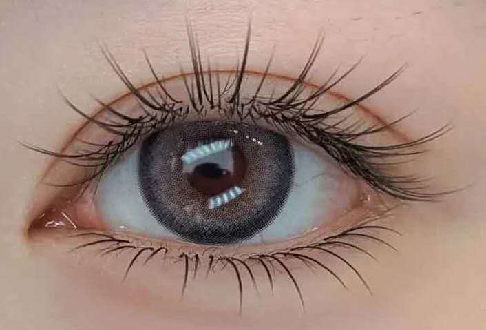Close-up of a sunflower lash extension set with layered lengths